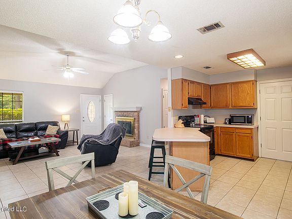 5th image of 2205 Dolphin Dr