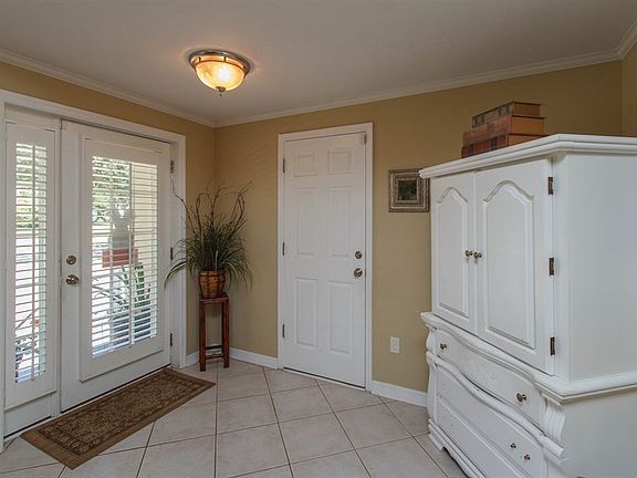 3rd image of 850 Mayfair Cir
