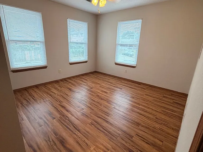 1030 E Walnut St — Photo 12