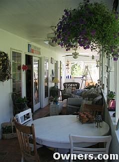 Screened/tiled back porch