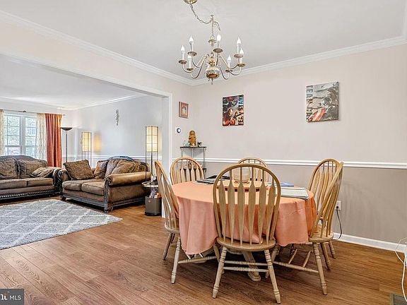 Dining room (Pictures of similar home)