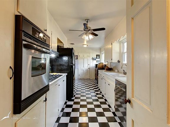 4th image of 4109 Benbrook St