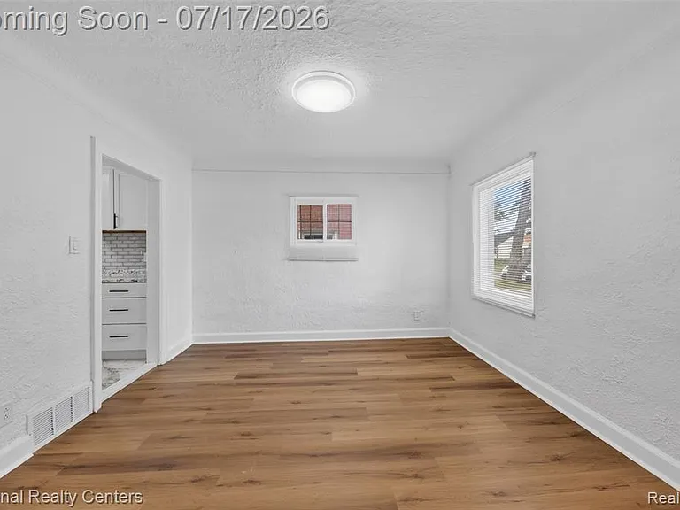 13527 Winthrop St — Photo 9