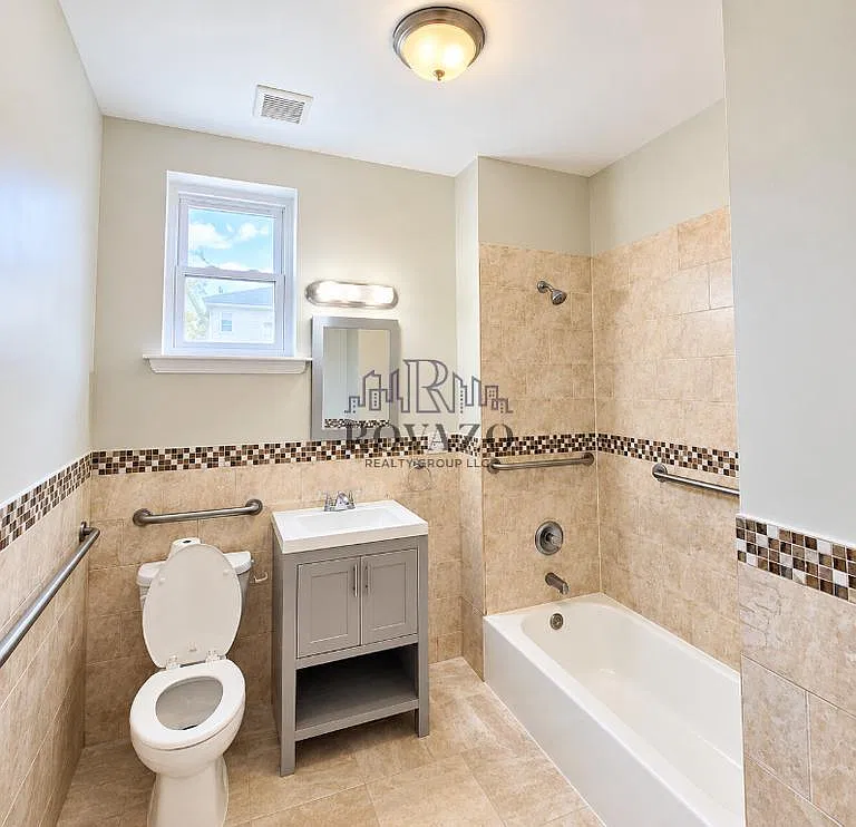 2 bed, 700 sqft, $2,100 — Photo 2