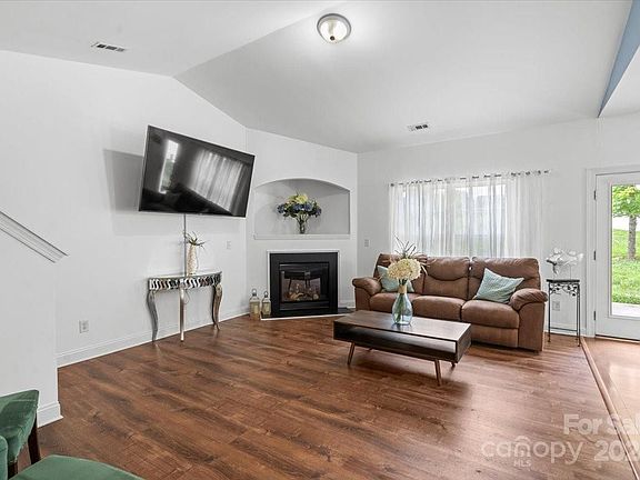 3rd image of 19437 Pocono Ln
