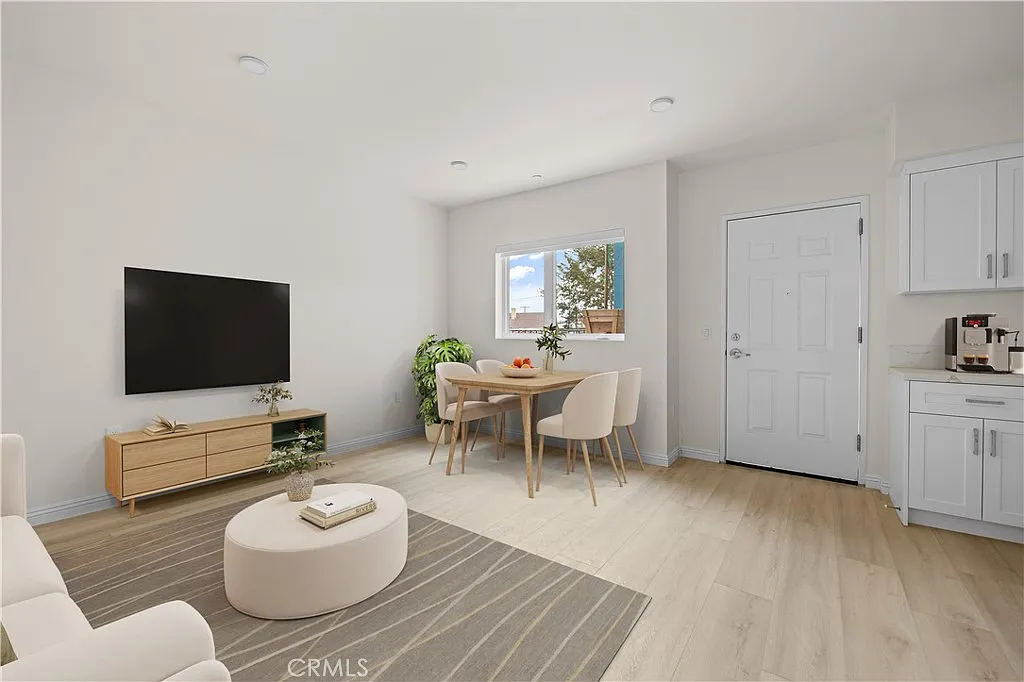 2 bed, 834 sqft, $4,920 — Photo 4