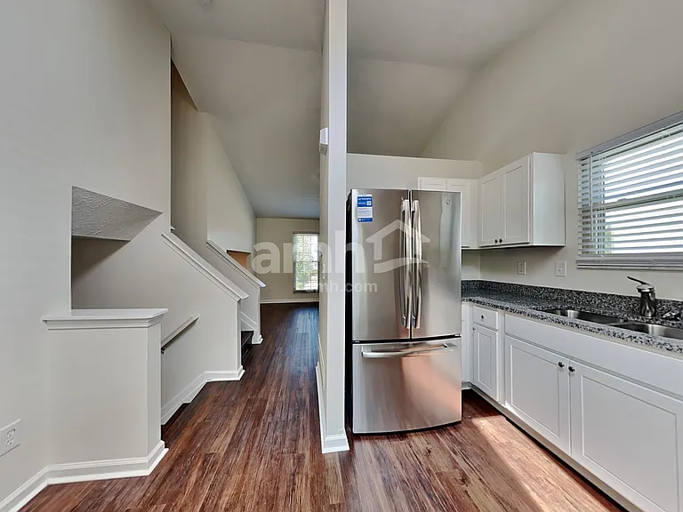 730 Rothrock Dr — Photo 3