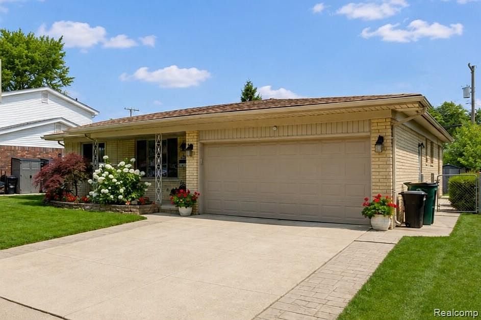 1st image of 2730 Rhodes Dr