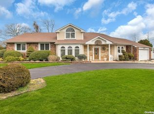27 Dove Ln, Bay Shore, NY 11706