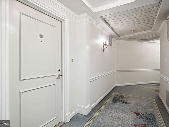 5th image of 1250 S Washington St Unit 822