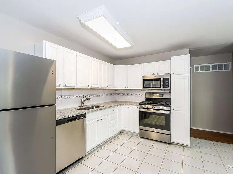 11011 Crimson Dr — Photo 2