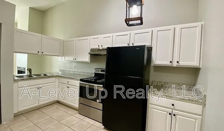 403 E Thoroughbred St — Photo 7