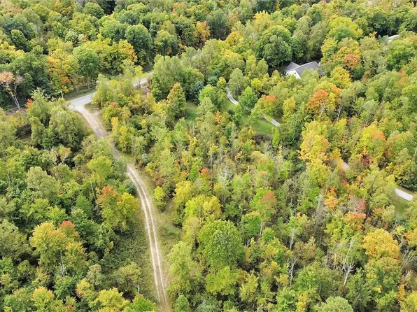 779 Center Rd, Hinckley, OH 44233