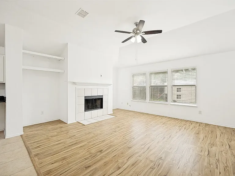 202 Trenton Dr — Photo 2