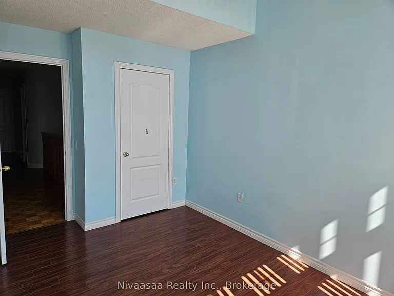 926 Ledbury Cres — Photo 19