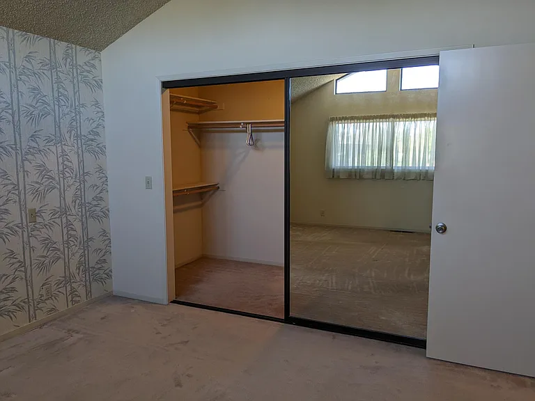 Walk-in closet/dressing area (12.5' x 5')