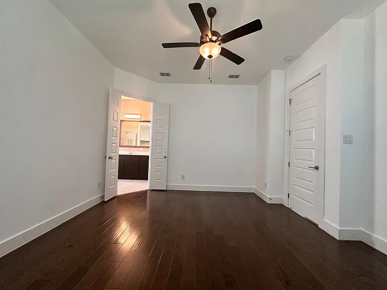 2609 Chevy Chase Dr — Photo 23