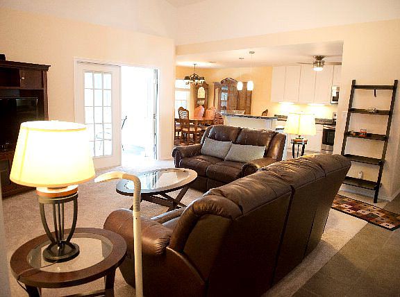 5th image of 111 Pecan Harbor St