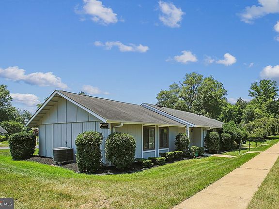 2nd image of 15202 Hyde Park Dr #36-B