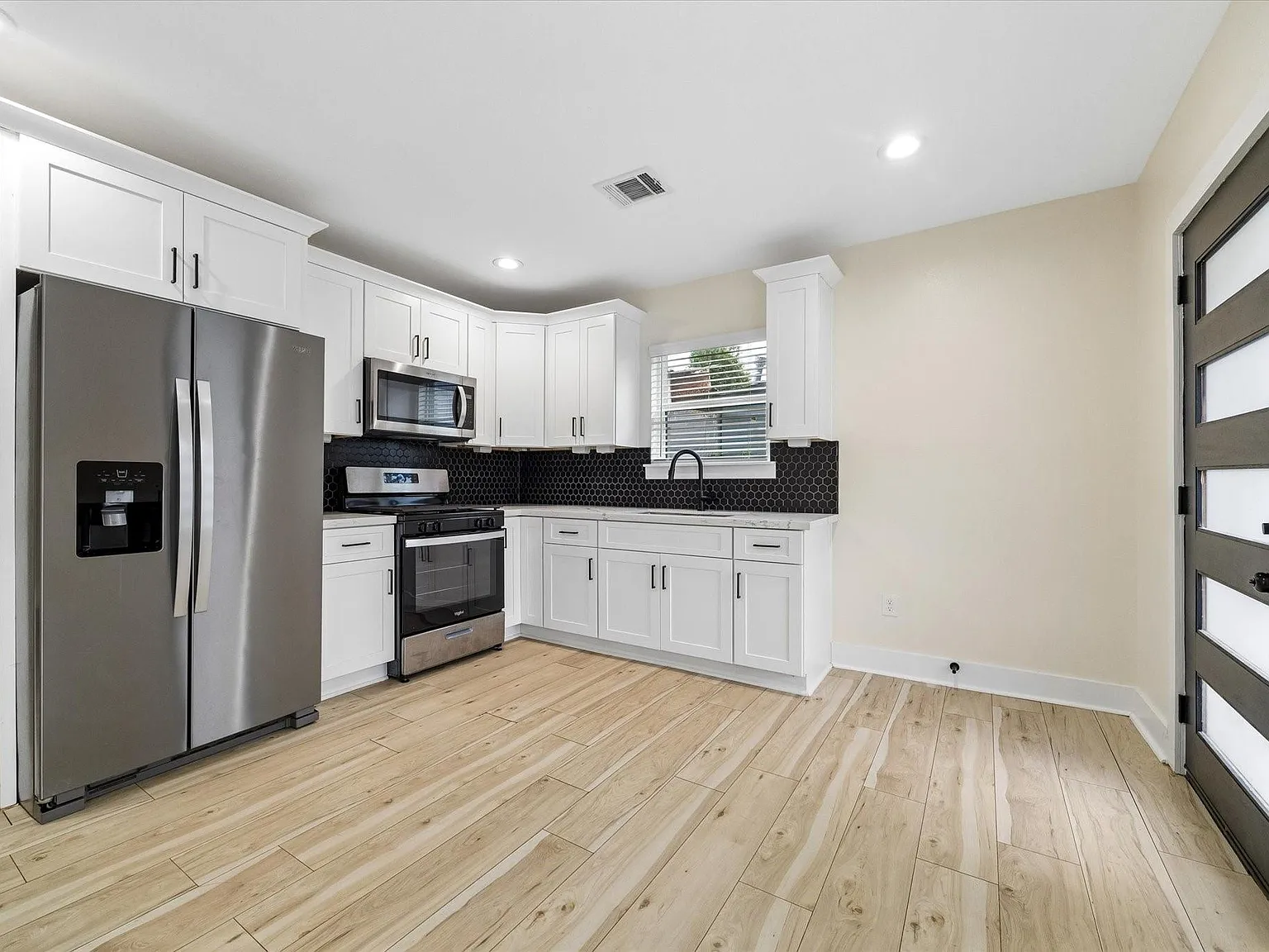 1 bed, 1.0 bath, 500 sqft, $1,100 — Photo 3