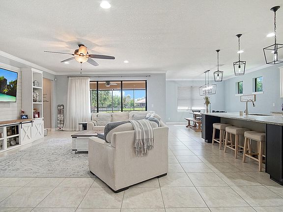 4th image of 301 SE Huntington Circle