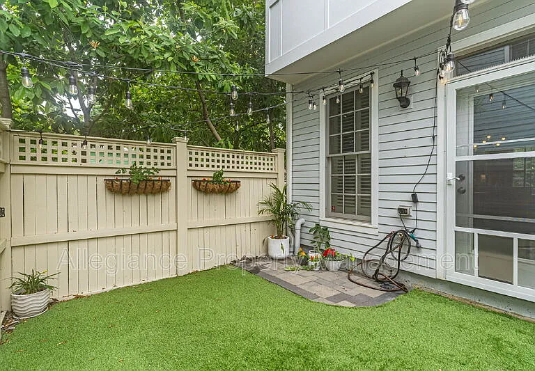 944 N Columbus St — Photo 31