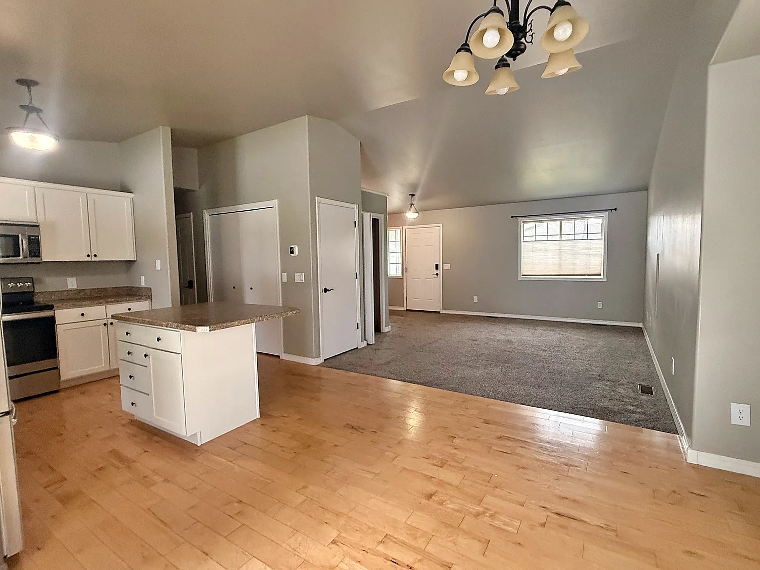 3 bed, 2040 sqft, $2,600 — Photo 2