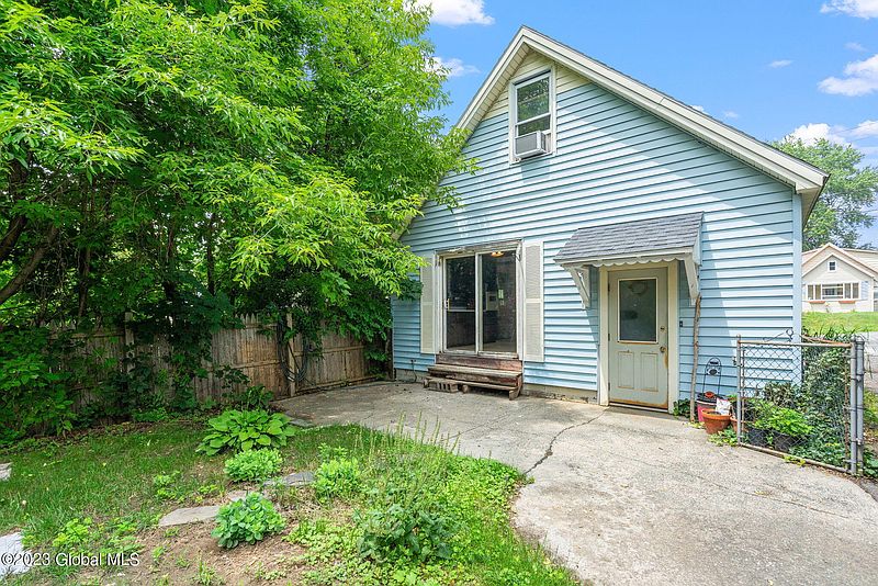 3rd image of 210 E Hudson Avenue