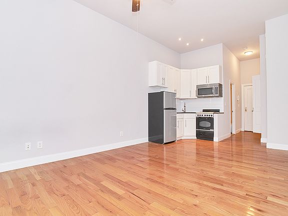3rd image of 211 W 53rd St APT 2e