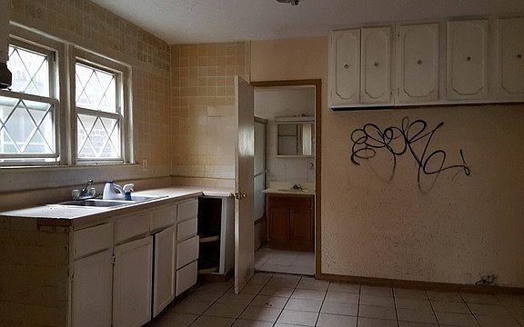 5th image of 4826 S Winchester Ave