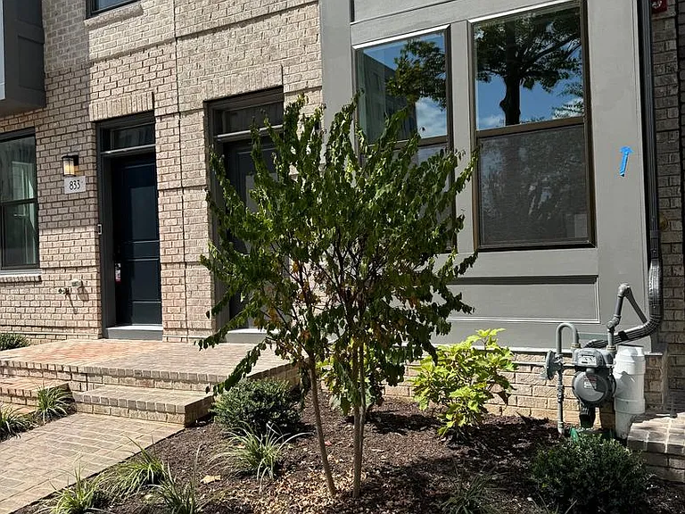 831 King Farm — Photo 1