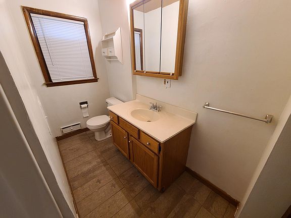 3rd image of 824 Irving Ave