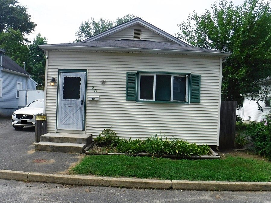 1st image of 28 York Ave