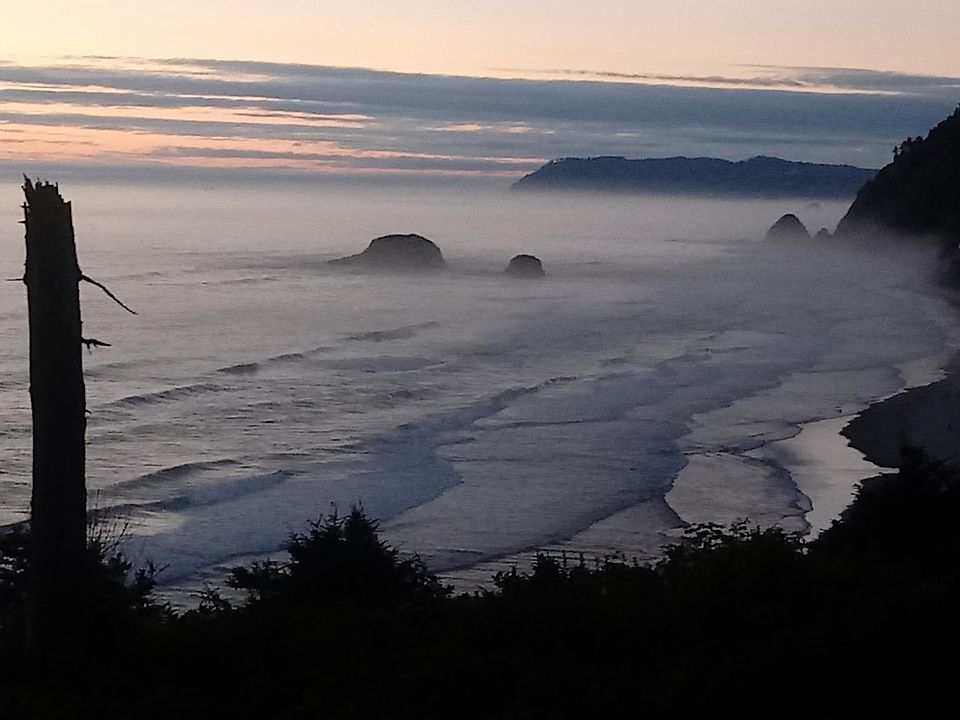 Oceanfront seclusion, view all the way up the coast to Washington.