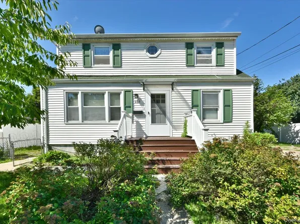 265 S Delaware Avenue, Lindenhurst, NY 11757