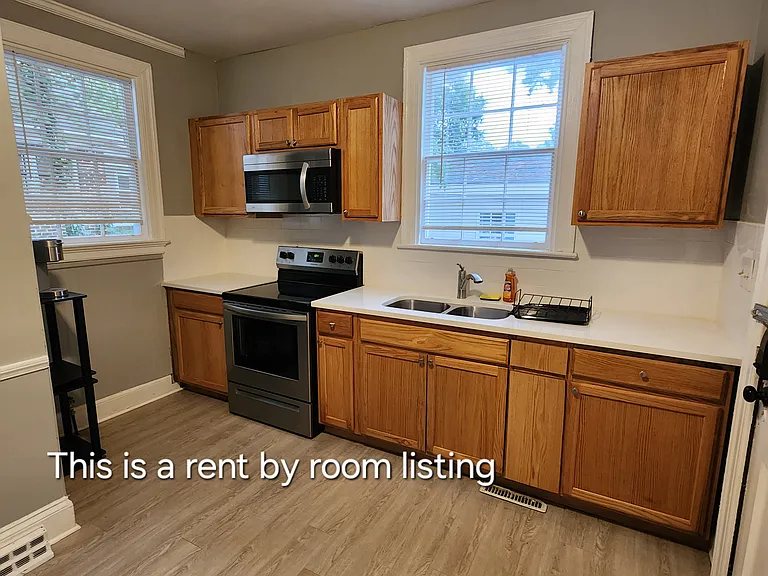 558 Avent St — Photo 4