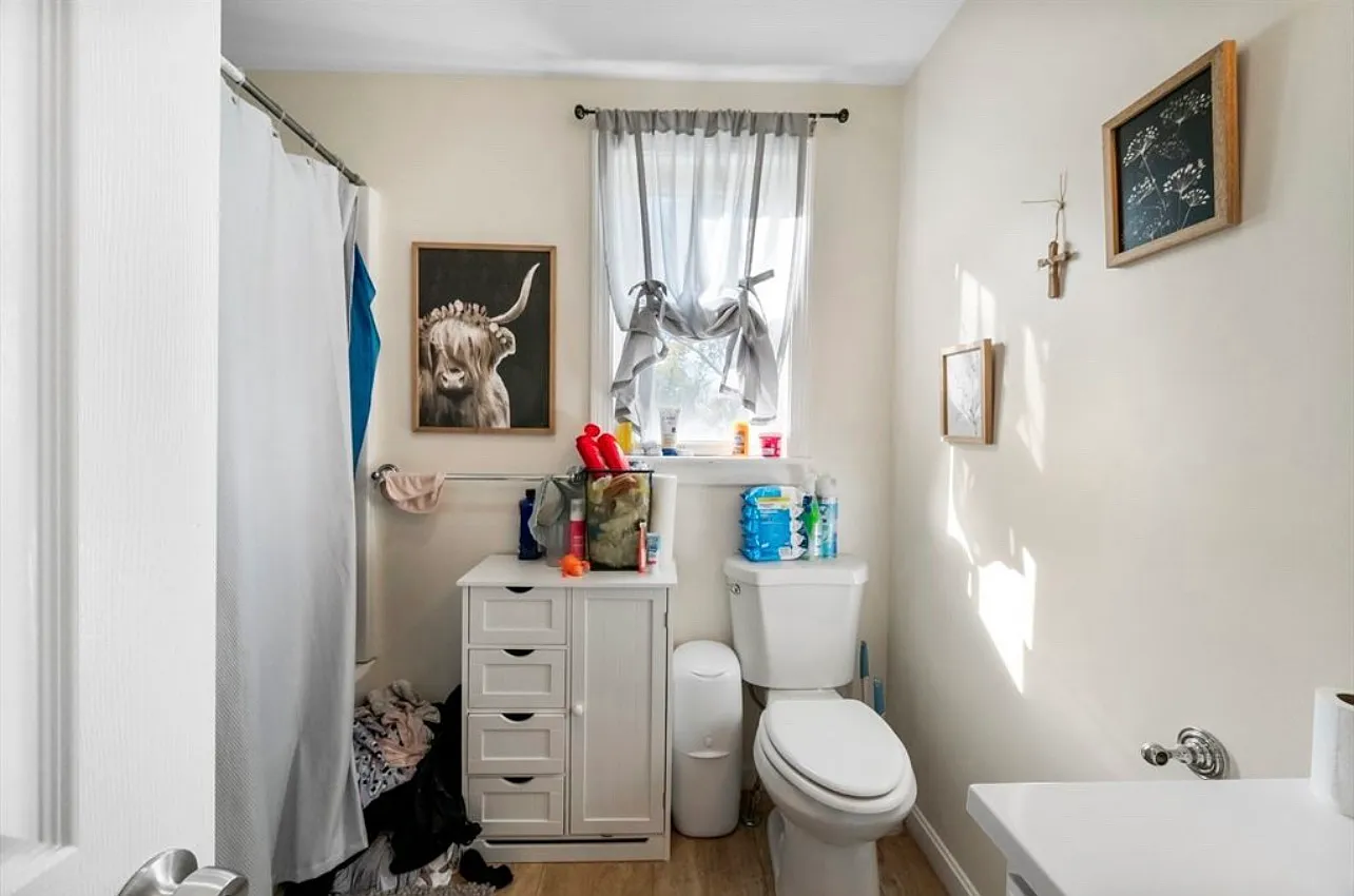3 bed, 1200 sqft, $2,100 — Photo 3