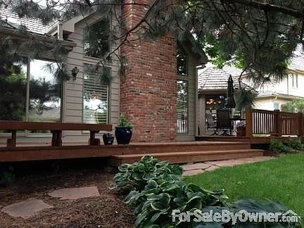 Patio/Deck : Two-tiered deck, beautiful landscaping