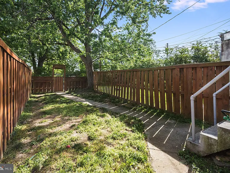 320 Wesmond Dr — Photo 22