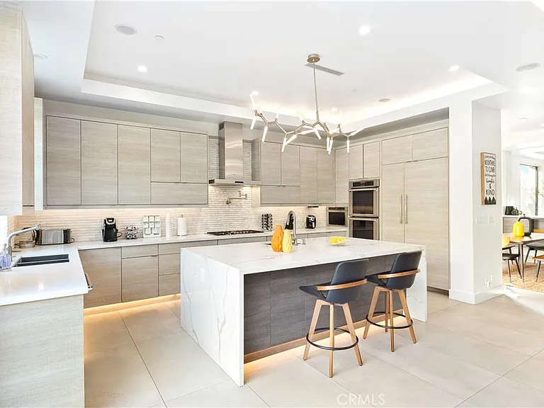 454 S Holt Ave — Photo 7