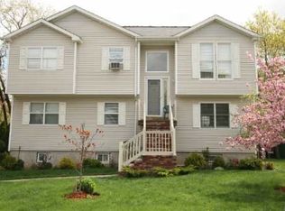 131 N 24th St, Wheatley Heights, NY 11798