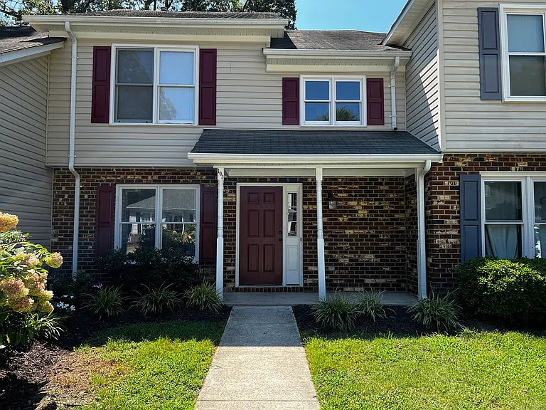 103 Hearthstone — Photo 1
