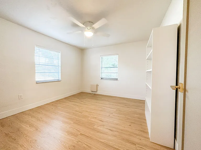 401 E Amelia Ave — Photo 37