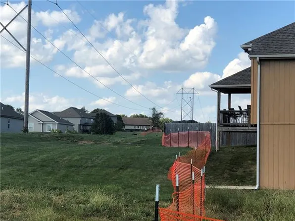 9254 Maplewoods Pkwy, Kansas City, MO 64155