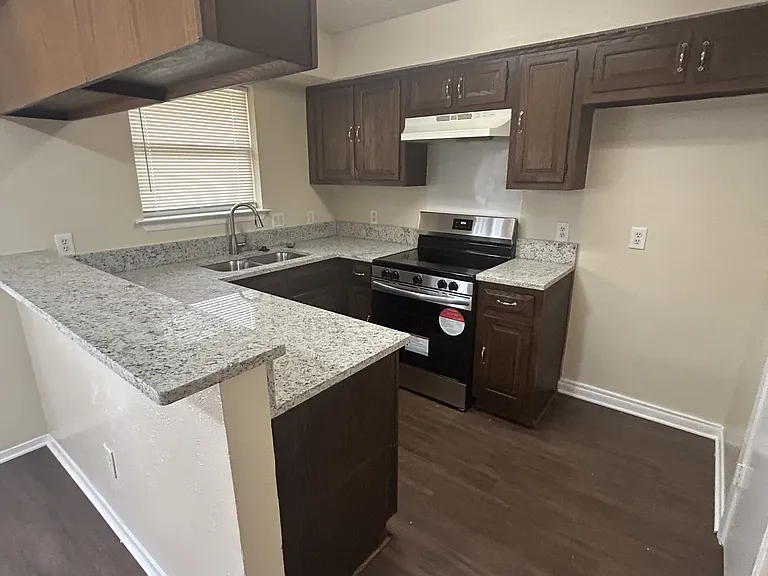 1105 Saturn Dr — Photo 2