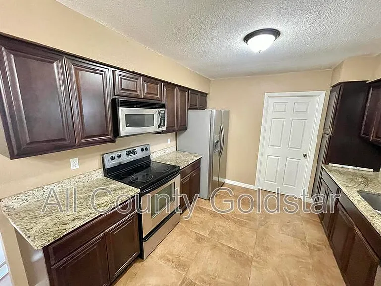 472 Ridgewood St — Photo 6
