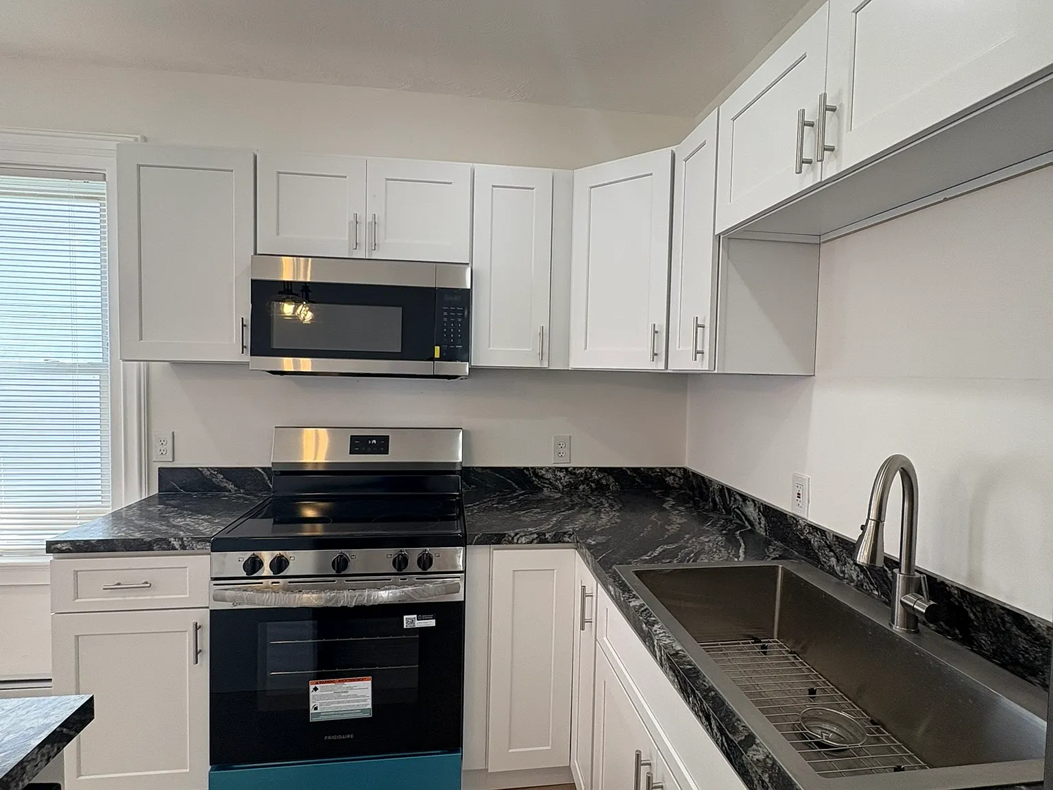 3 bed, 1.5 bath, 1200 sqft, $2,200 — Photo 3