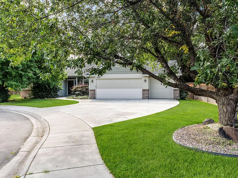 1847 W Whitestone Ct — Photo 35