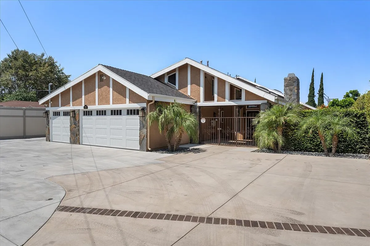 Building Photo - 6443 Matilija Ave