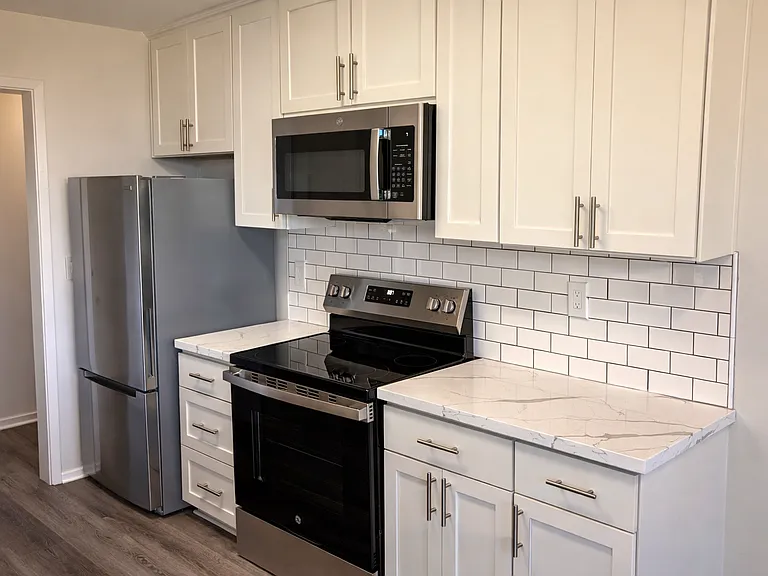 The Crestmoor Apartments — Photo 9